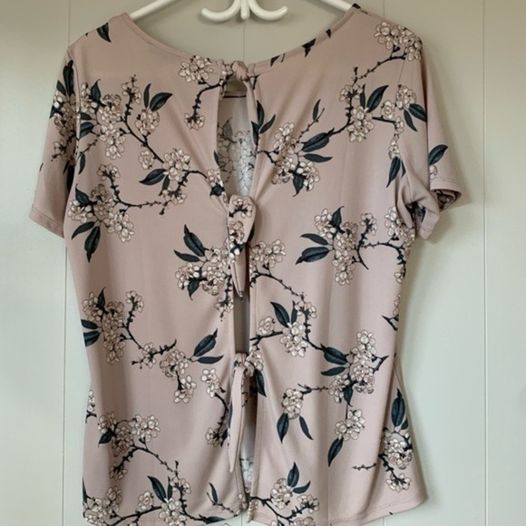 Tops - Dynamite Floral open back t-shirt (M)